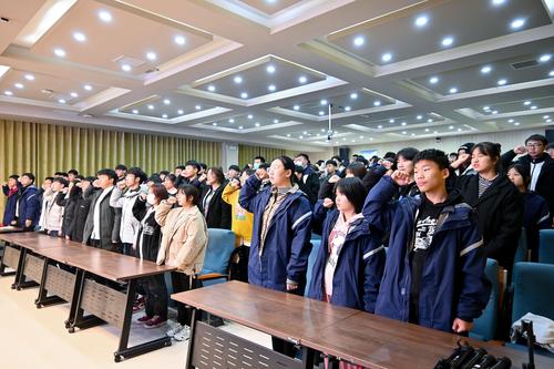 (3)全体同学重温入团誓词 (3)全体同学重温入团誓词