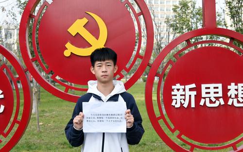 (4)学生表达对死难同胞的缅怀和对和平的祈愿 (4)学生表达对死难同胞的缅怀和对和平的祈愿