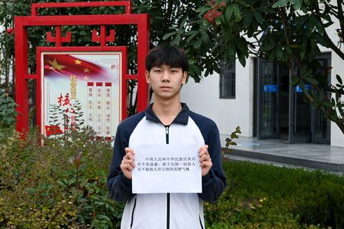 (5)学生表达对死难同胞的缅怀和对和平的祈愿 (5)学生表达对死难同胞的缅怀和对和平的祈愿