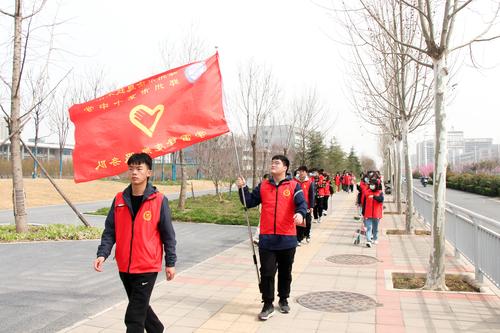 (1)开展“万名团员进社区——用行动传承雷锋精神”志愿服务活动 (1)开展“万名团员进社区——用行动传承雷锋精神”志愿服务活动