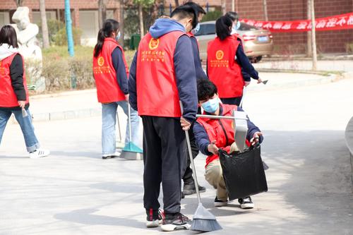 (2)学生认真清扫垃圾 (2)学生认真清扫垃圾