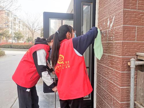 (3)学生清理墙面上的小广告 (3)学生清理墙面上的小广告