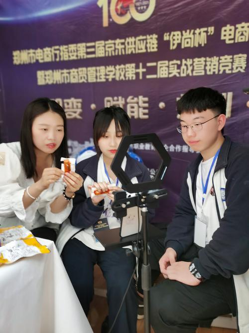 (2)同学们在老师的带领下积极直播 (2)同学们在老师的带领下积极直播