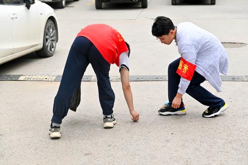 (3)学生认真清扫垃圾 (2) (3)学生认真清扫垃圾 (2)