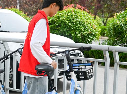 (4)学生摆放共享单车 (4)学生摆放共享单车