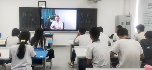 (2)副校长张继波为高三学子送祝福寄语 (2)副校长张继波为高三学子送祝福寄语