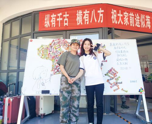 (3)宿管阿姨为高三学子加油 (3)宿管阿姨为高三学子加油