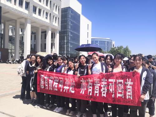 (7)学子们在班级横幅上签名寄语 (7)学子们在班级横幅上签名寄语