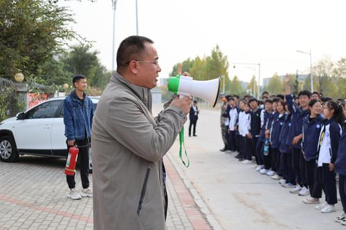 3.政教处主任张坤对演练点评 3.政教处主任张坤对演练点评