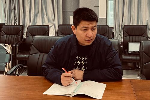 李金鼎老师在分享自己的写作心得 李金鼎老师在分享自己的写作心得