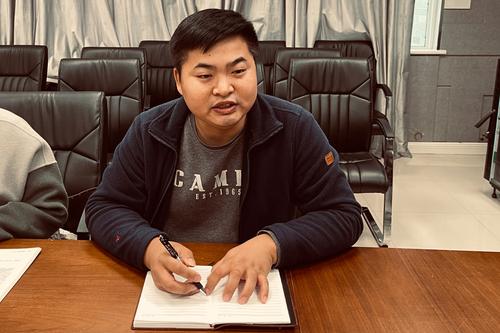 朱开锋老师在分享自己的写作心得 朱开锋老师在分享自己的写作心得