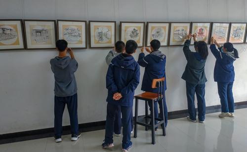 2.学生在认真布展1 2.学生在认真布展1