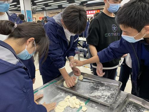1同学们分工协作包饺子 1同学们分工协作包饺子