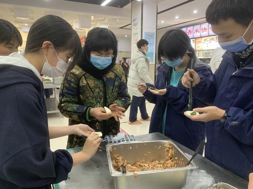 3校长韦艳春和同学们一起包饺子 3校长韦艳春和同学们一起包饺子