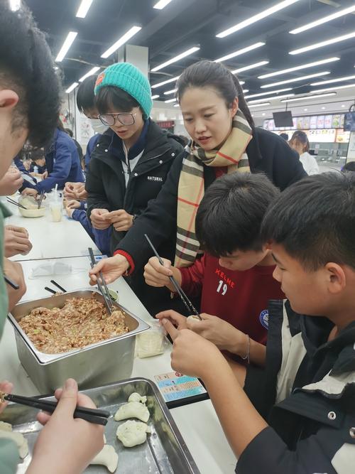 1师生同上阵一起包饺子 1师生同上阵一起包饺子