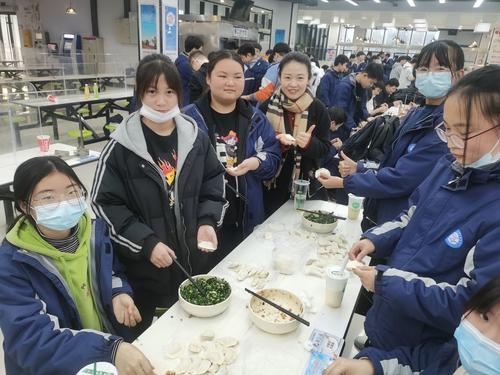 4班主任带领学生们一起包饺子 4班主任带领学生们一起包饺子