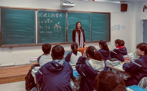 3.李新华老师在对学生的演讲情况进行点评 3.李新华老师在对学生的演讲情况进行点评
