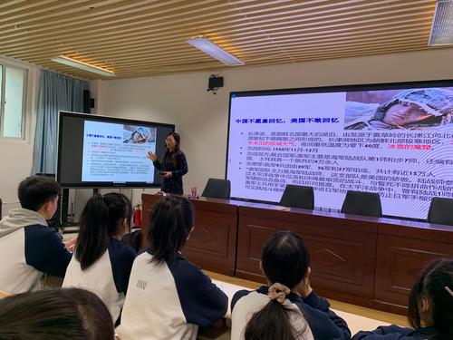李新华老师带领同学们回顾抗美援朝战争的艰苦岁月 李新华老师带领同学们回顾抗美援朝战争的艰苦岁月