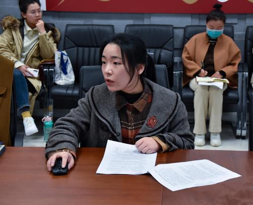 李亚亚老师在做中期报告 李亚亚老师在做中期报告
