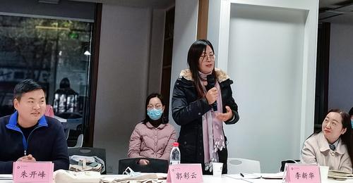 李新华老师在分享自己的写作心得 李新华老师在分享自己的写作心得