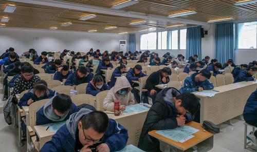 学生在认真参加期末模拟考试 学生在认真参加期末模拟考试