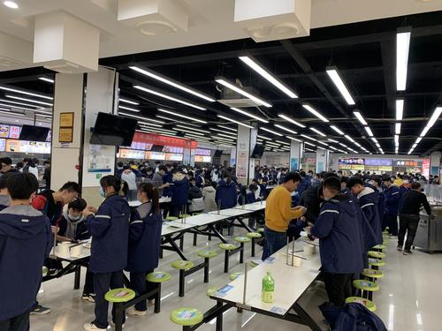 2020级师生一起包饺子迎冬至 2020级师生一起包饺子迎冬至