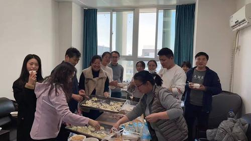 年级组织教师开展“温馨过冬至”包饺子活动 年级组织教师开展“温馨过冬至”包饺子活动