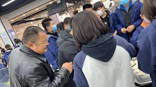 校党委书记邵元辉指导同学包饺子 校党委书记邵元辉指导同学包饺子