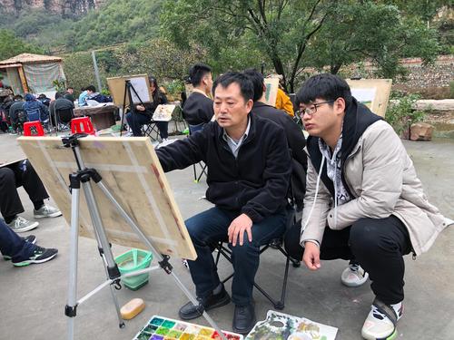 美术指导老师郭奕现场示范写生绘画要领 美术指导老师郭奕现场示范写生绘画要领