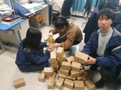 学生在为庆元旦准备盲盒礼物 学生在为庆元旦准备盲盒礼物