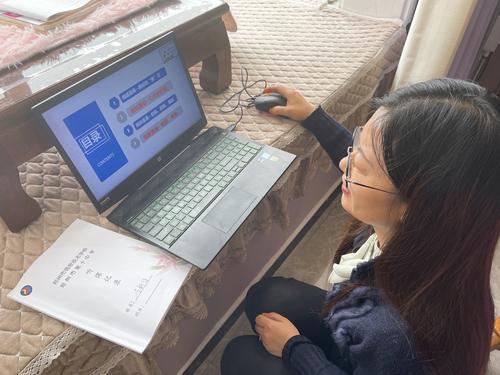 1.学校班主任工作室主持人李新华老师在进行工作汇报 1.学校班主任工作室主持人李新华老师在进行工作汇报