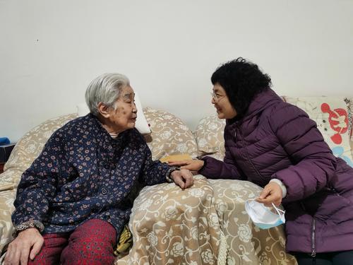 1校长韦艳春为离休老教师王先进送上节日祝福 1校长韦艳春为离休老教师王先进送上节日祝福