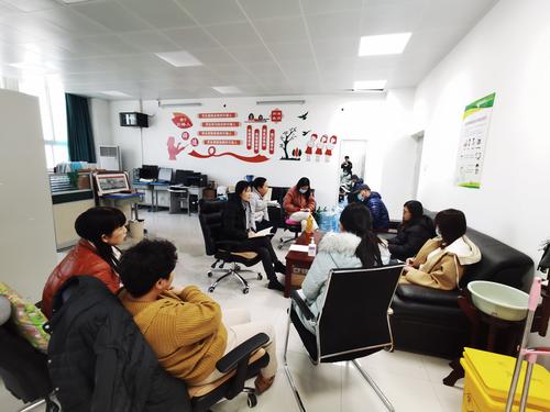 1.软件应用部教师在主任董丽红的带领下认真学习文件 1.软件应用部教师在主任董丽红的带领下认真学习文件