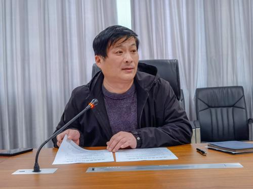 2副校长郑棣传达上级文件精神,进行校园安全工作部署。 2副校长郑棣传达上级文件精神,进行校园安全工作部署。