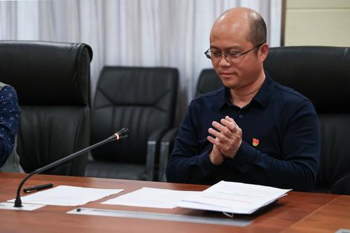 2副校长王宏亮宣读《关于表彰2021年度新闻宣传工作先进集体和先进个人的决定》