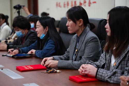 老师们认真听讲(1) 老师们认真听讲(1)