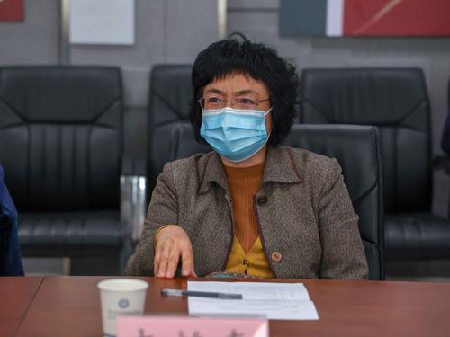 1.taptap滚球校校长韦艳春代表学校对评估组一行的到来表示欢迎(1)