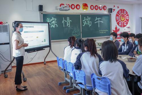2.校团委书记李晓培向同学们讲解端午文化内涵及各地风俗习惯(1) 2.校团委书记李晓培向同学们讲解端午文化内涵及各地风俗习惯(1)