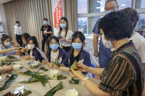 4.校长韦艳春为同学们示范包粽子(1) 4.校长韦艳春为同学们示范包粽子(1)
