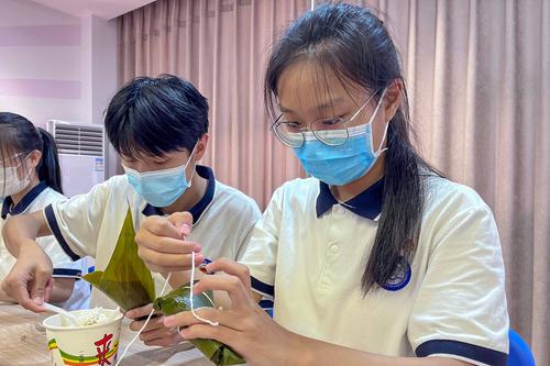 6.同学们认真包粽子(1) 6.同学们认真包粽子(1)