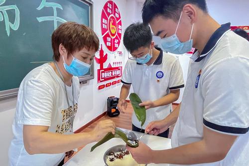 3.刘巧玲老师教学生包粽子 3.刘巧玲老师教学生包粽子