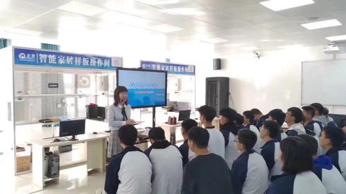 1-梁爽老师工作照 1-梁爽老师工作照