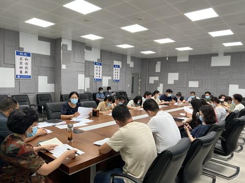 高三年级长李新华老师就课程安排、班级管理等情况进行说明 高三年级长李新华老师就课程安排、班级管理等情况进行说明