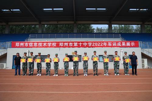9校领导与学军先进个人合影(1) 9校领导与学军先进个人合影(1)