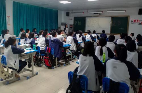 班会课上,同学们认真观看中秋节纪录片 班会课上,同学们认真观看中秋节纪录片