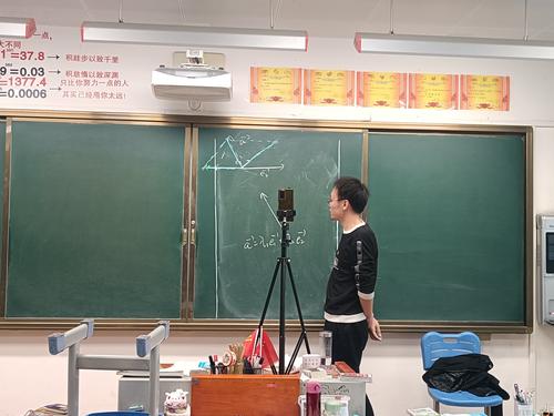 4.数学组卢锐涛老师留守学校在教室给学生上网课 4.数学组卢锐涛老师留守学校在教室给学生上网课