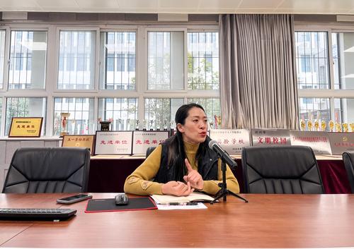 校团委书记李晓培主持会议 校团委书记李晓培主持会议