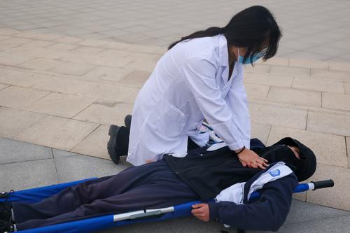 5医护人员抢救伤员 5医护人员抢救伤员