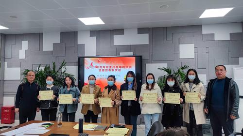 4校领导为优秀班主任颁奖并合影 4校领导为优秀班主任颁奖并合影