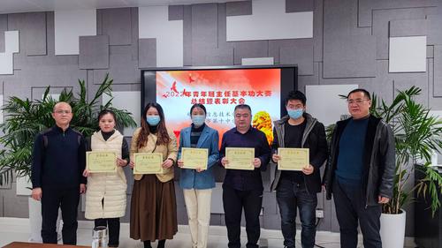4校领导为优秀班主任颁奖并合影1 4校领导为优秀班主任颁奖并合影1